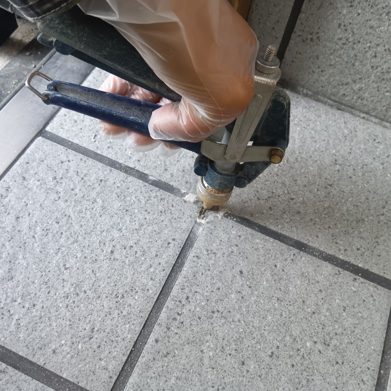 玄関の床タイルに防蟻剤を注入