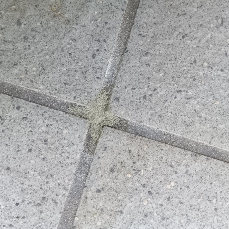 開けた穴をパテで補修