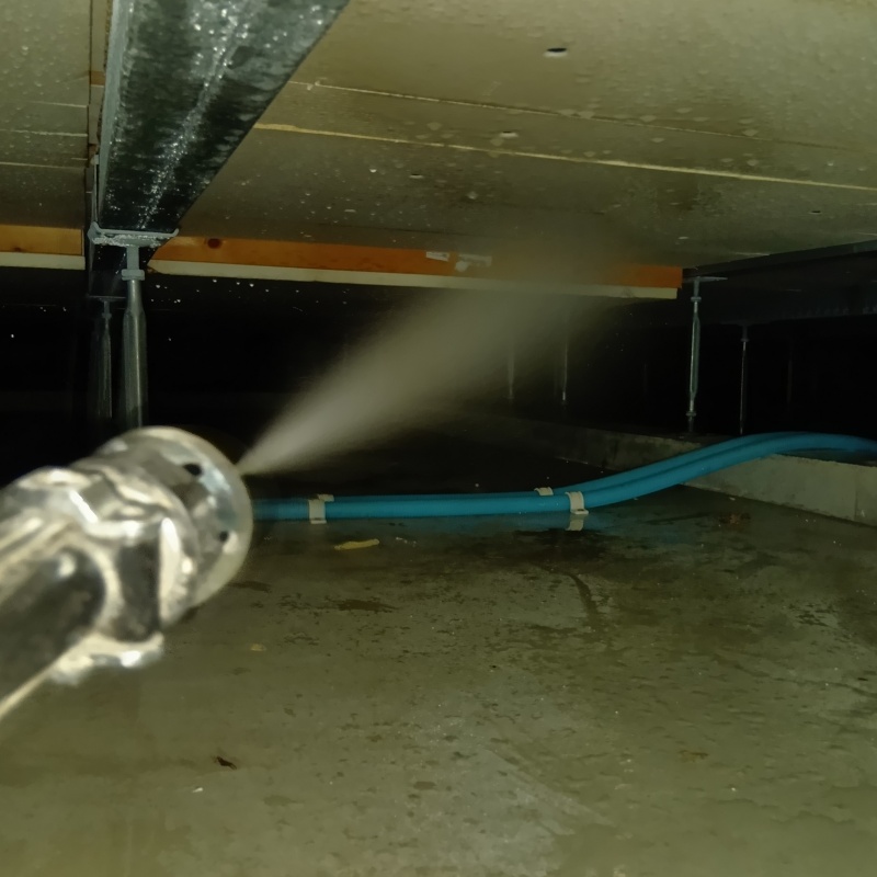 床下の木部に防蟻剤を散布