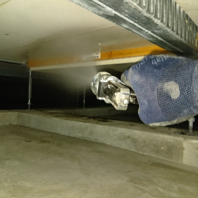 床下の木部に防蟻剤を散布