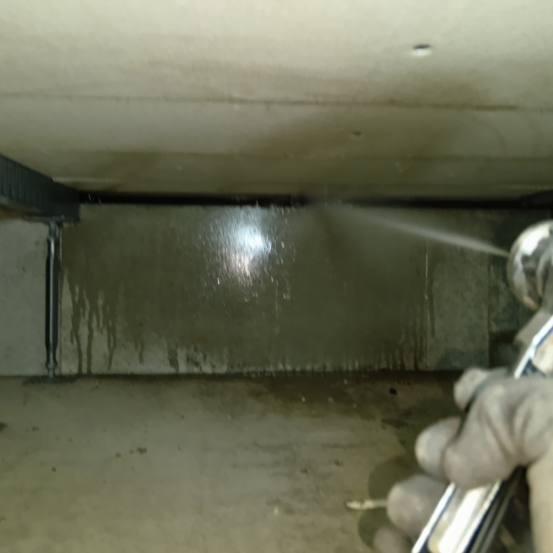 床下の基礎に防蟻剤を散布