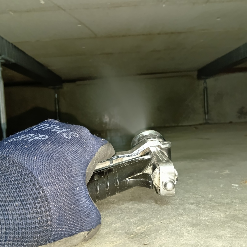 床下の基礎に防蟻剤を散布