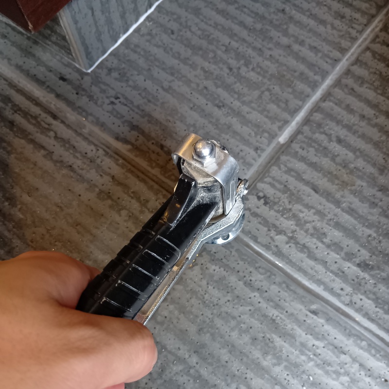 玄関の床タイルに防蟻剤を注入