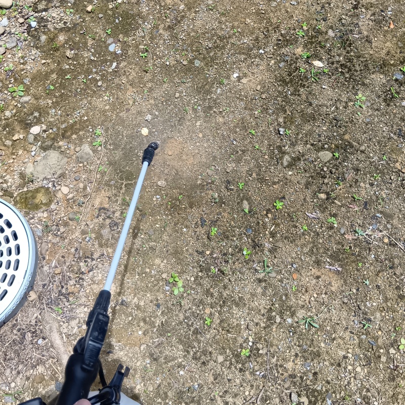 庭の地面に防蟻剤を散布