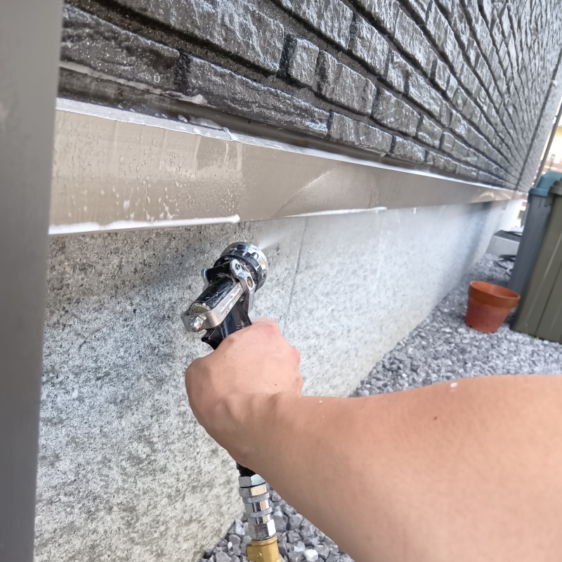 外壁の基礎に防蟻剤を散布