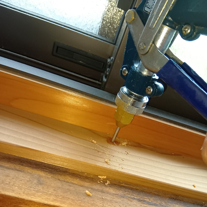 窓枠にシロアリ駆除剤を注入