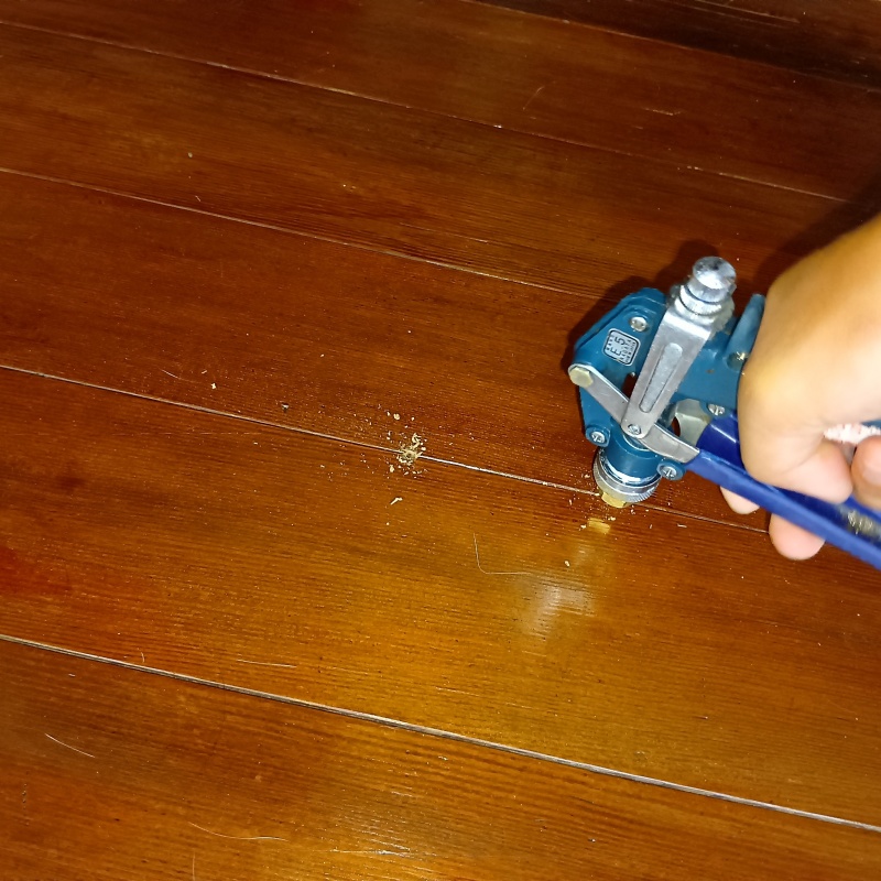 フローリングにシロアリ駆除剤を注入