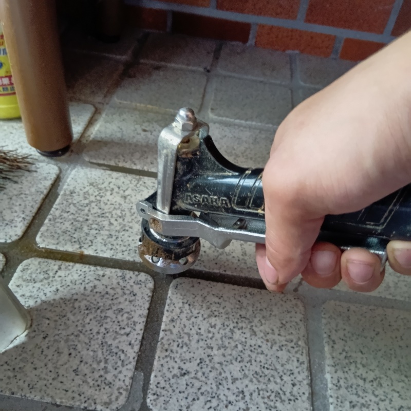 玄関の床タイルにシロアリ駆除剤を注入