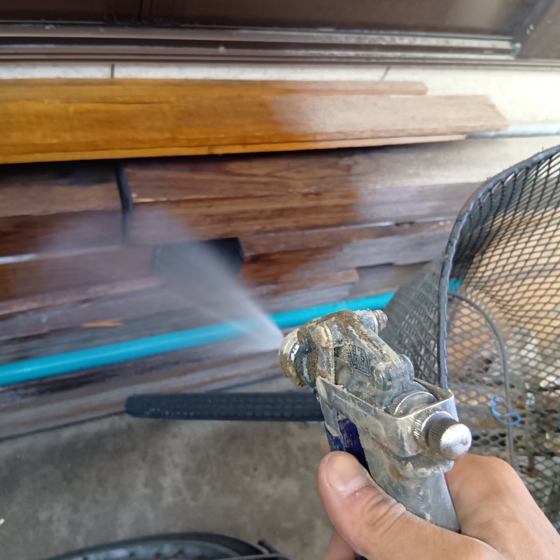 建物まわりの木部にシロアリ駆除剤を散布