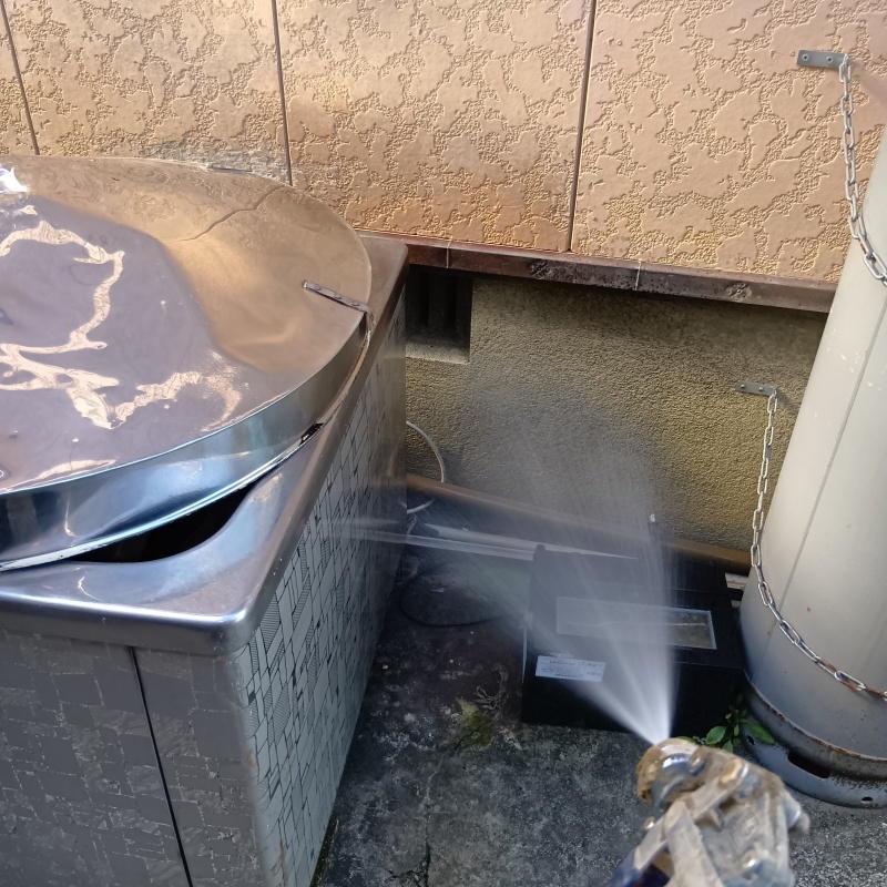 外壁の基礎にシロアリ駆除剤を散布