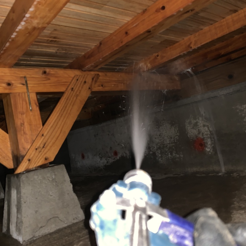 床下の木部に防蟻剤を散布