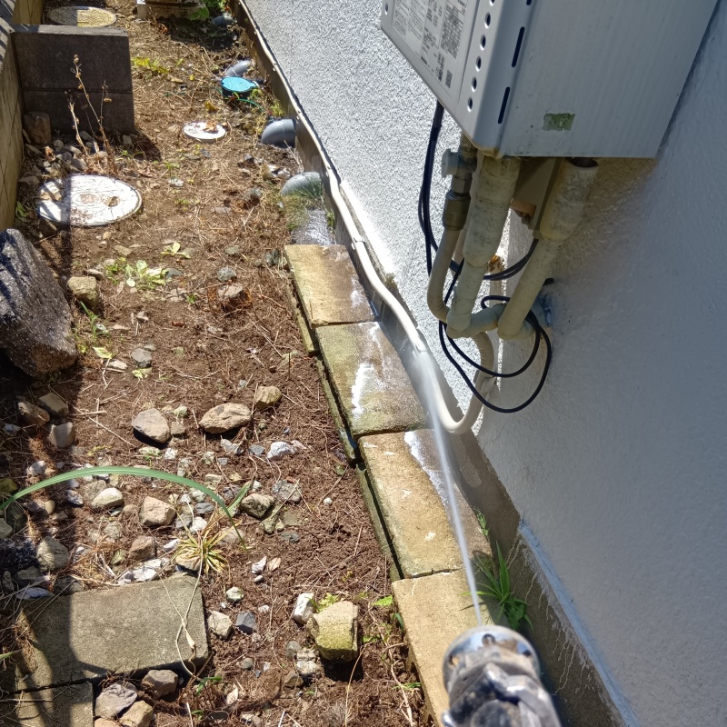 建物外周にシロアリ駆除剤を散布