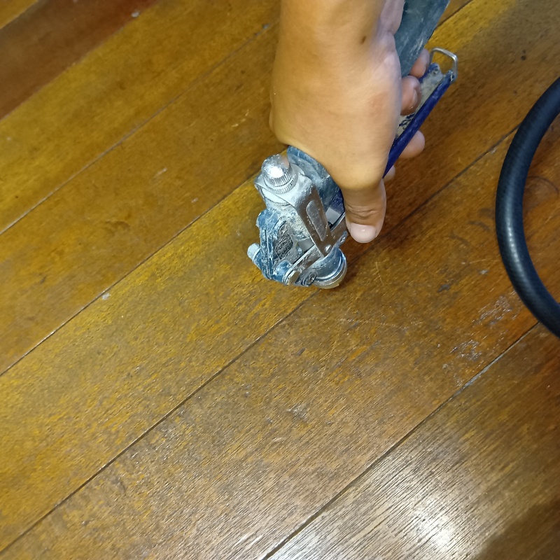 フローリングにシロアリ駆除剤を注入