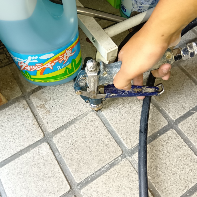 玄関の床タイルにシロアリ駆除剤を注入