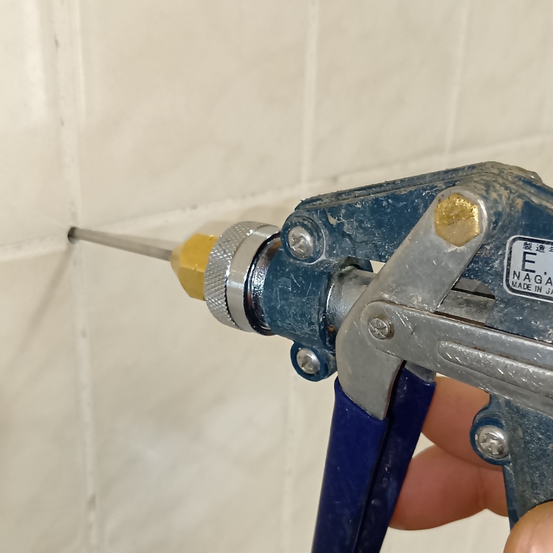 浴室の壁タイルにシロアリ駆除剤を注入