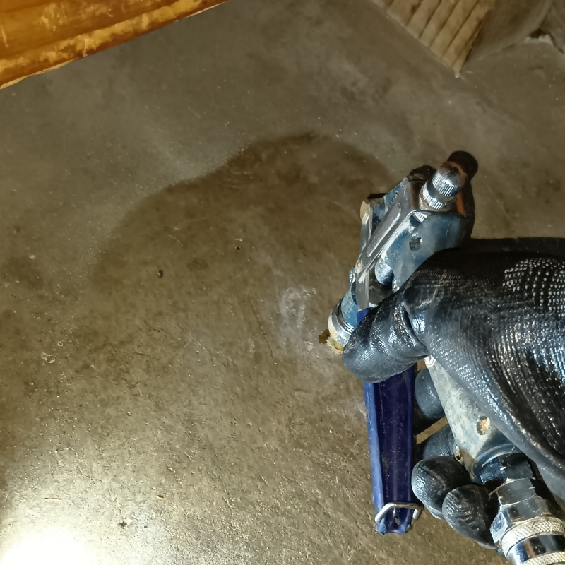 玄関の土間にシロアリ駆除剤を注入