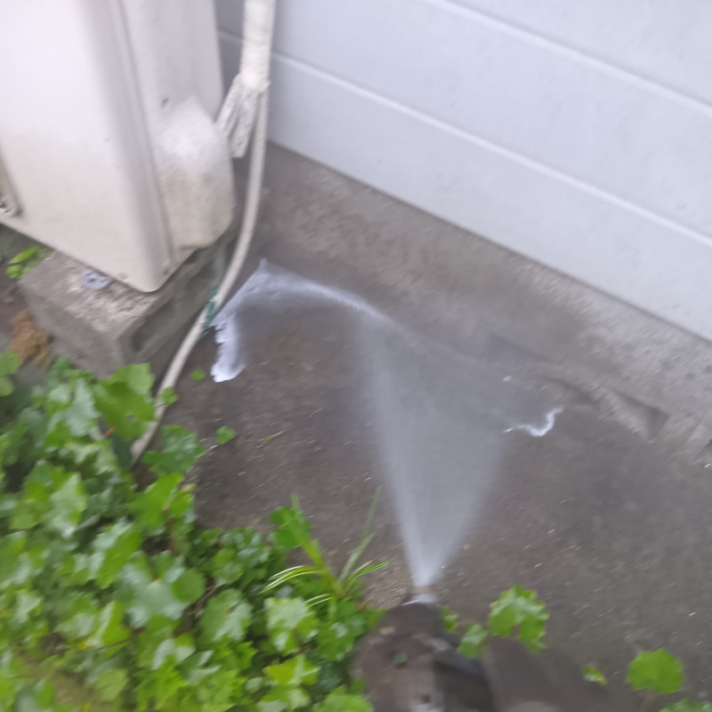 外壁の基礎にシロアリ駆除剤を散布