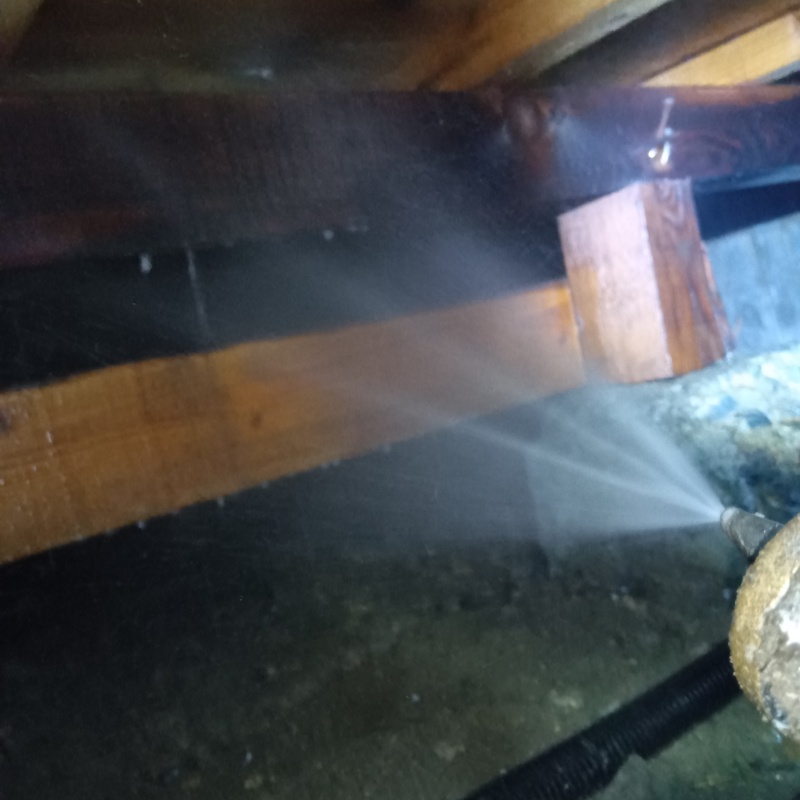 床下の木部にシロアリ駆除剤を散布