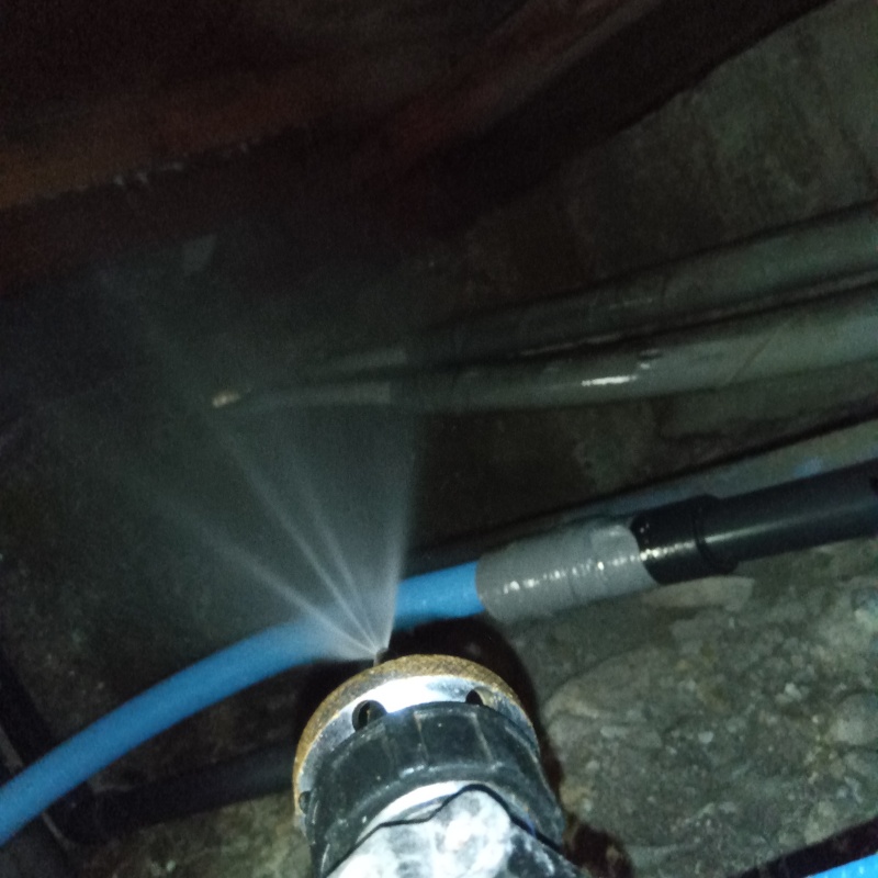 床下の基礎にシロアリ駆除剤を散布