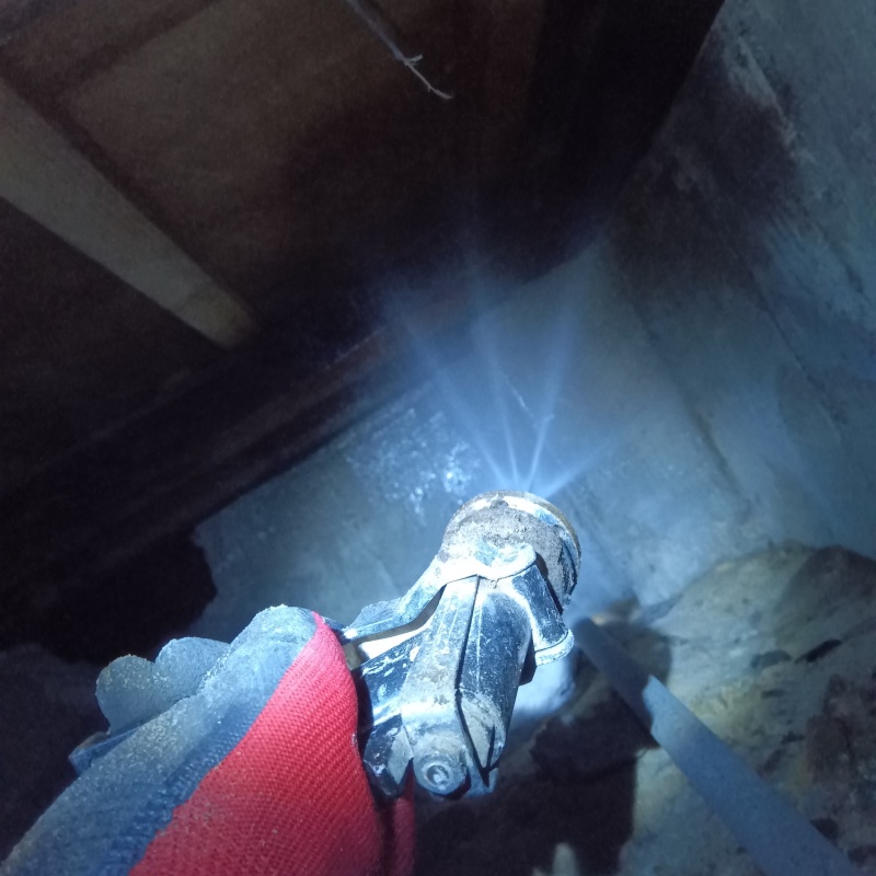 床下の基礎にシロアリ駆除剤を散布