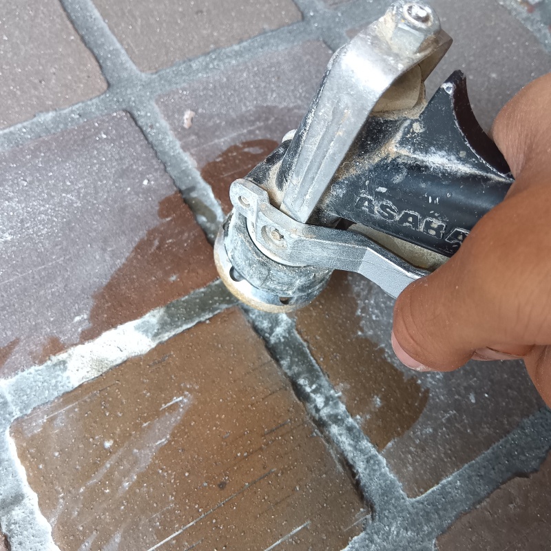 玄関の床タイルにシロアリ駆除剤を注入