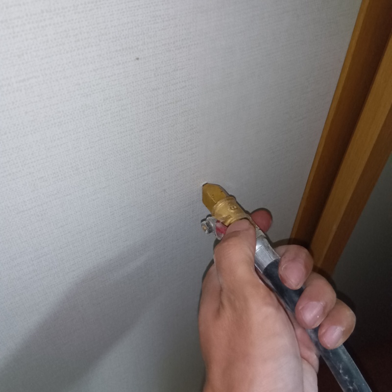 室内の壁にシロアリ駆除剤を注入