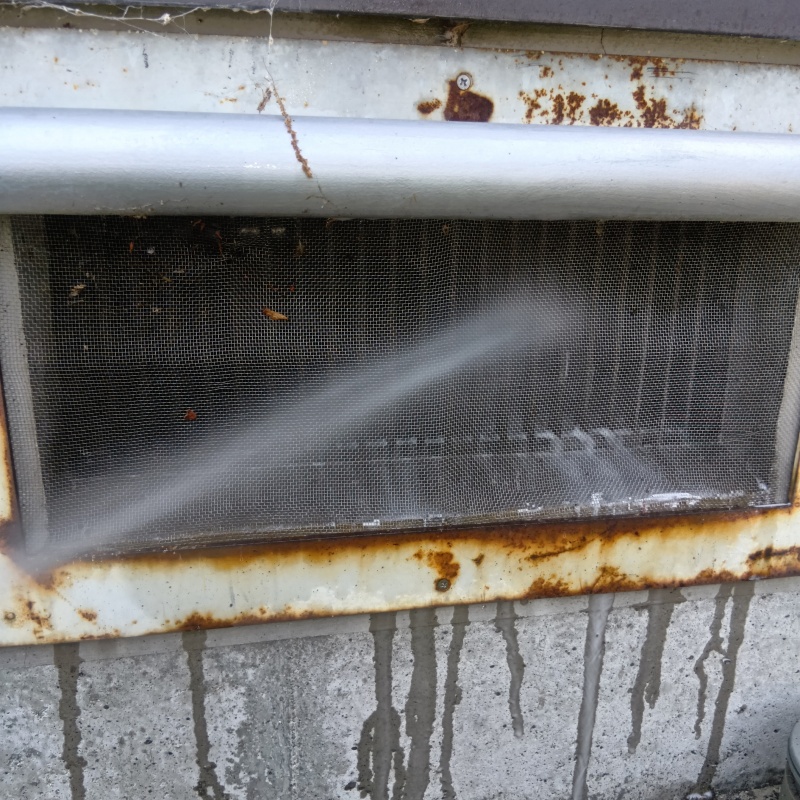 床下換気口にシロアリ駆除剤を散布