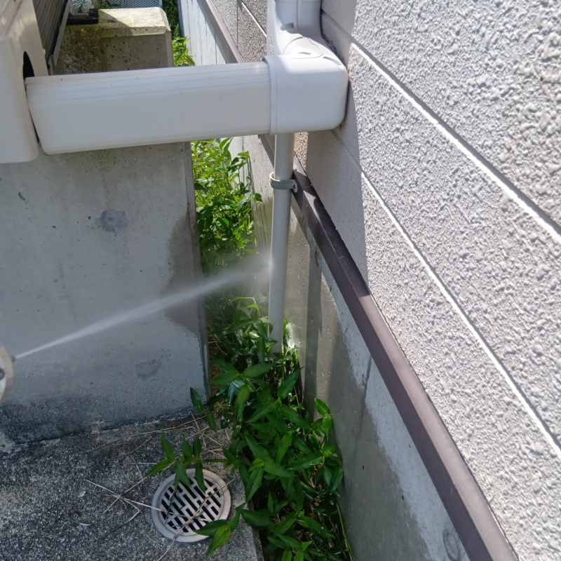 外の配管まわりにシロアリ駆除剤を散布