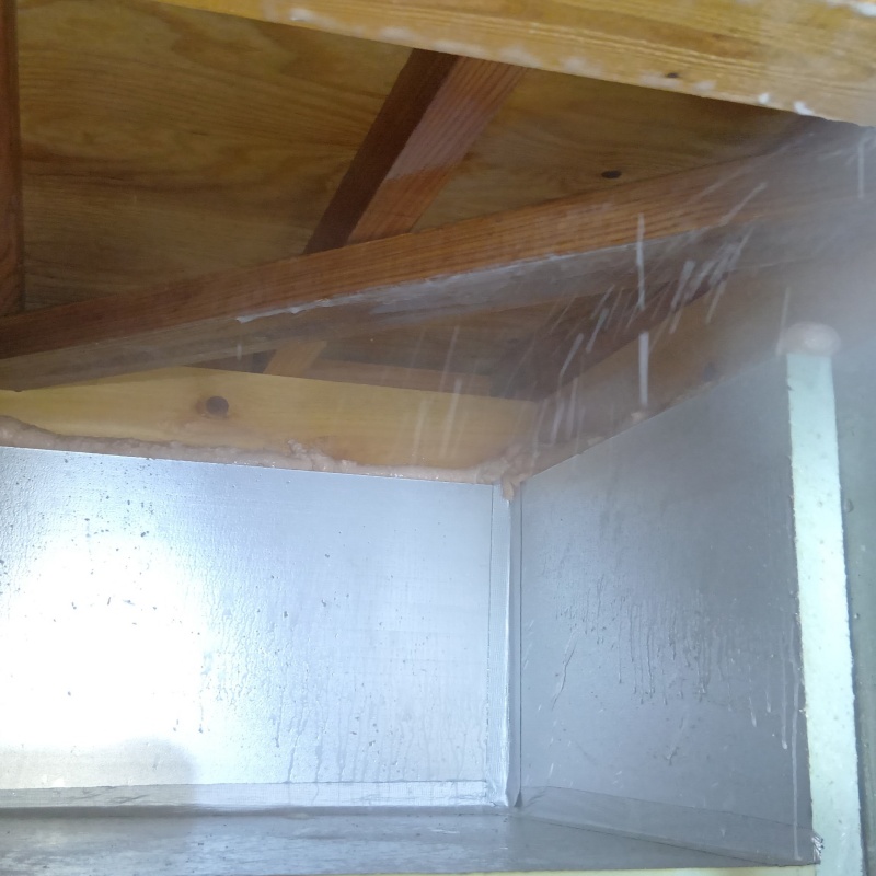 床下の木部にシロアリ駆除剤を散布