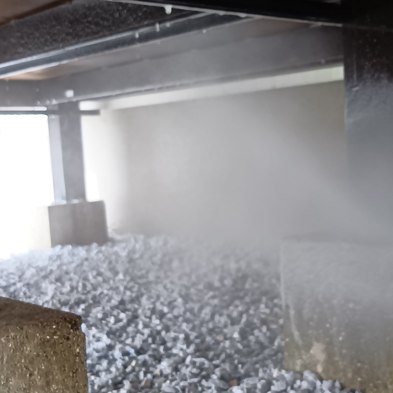 床下の土壌にシロアリ駆除剤を散布