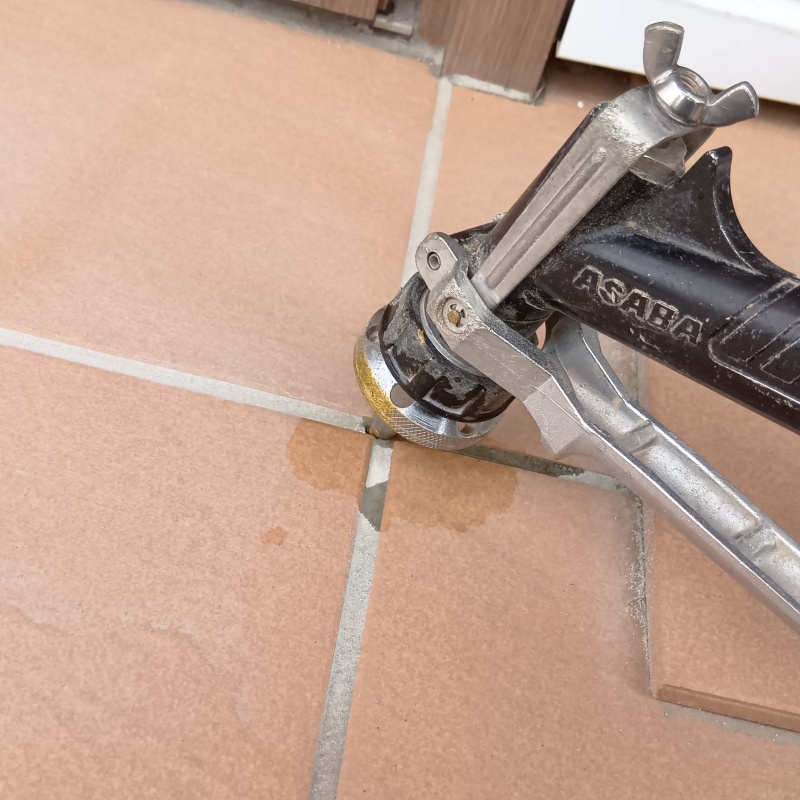 玄関の床タイルにシロアリ駆除剤を注入