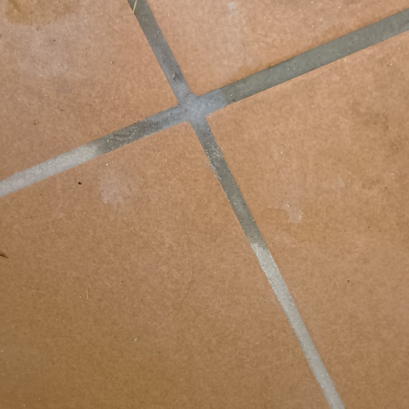 開けた穴をパテで補修