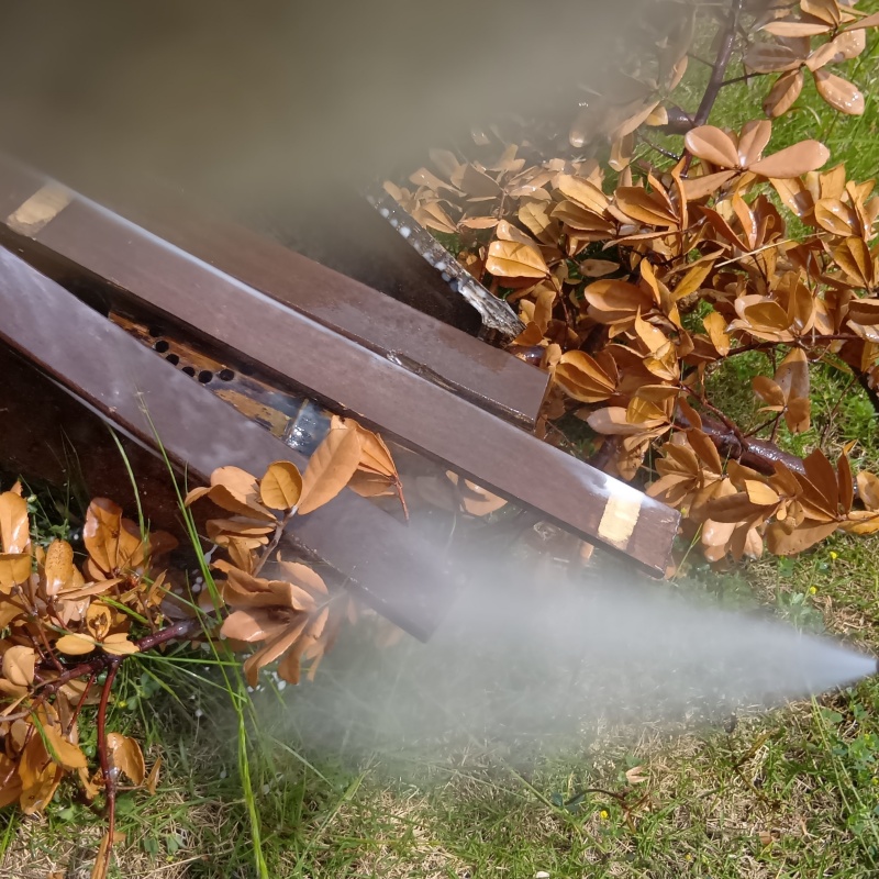 敷地内の資材にシロアリ駆除剤を散布
