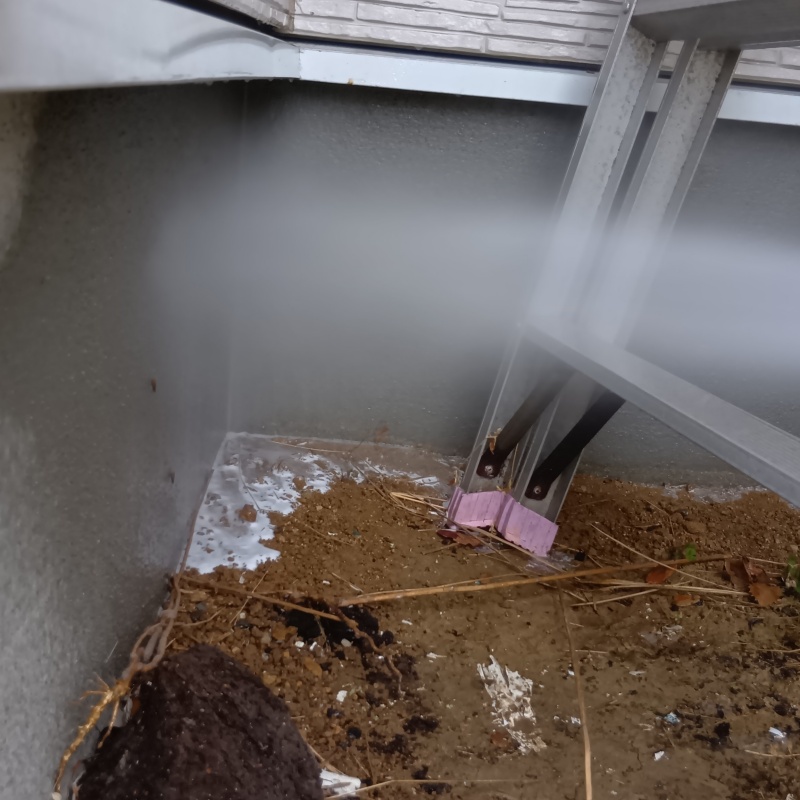 外壁に基礎にシロアリ駆除剤を散布