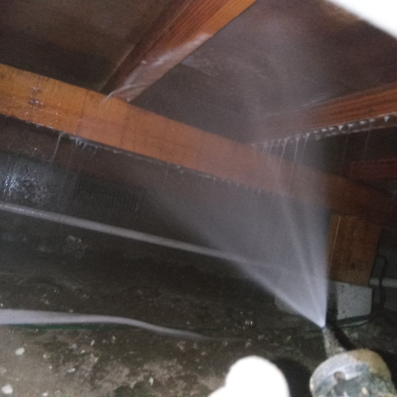 床下の木部にシロアリ駆除剤を散布