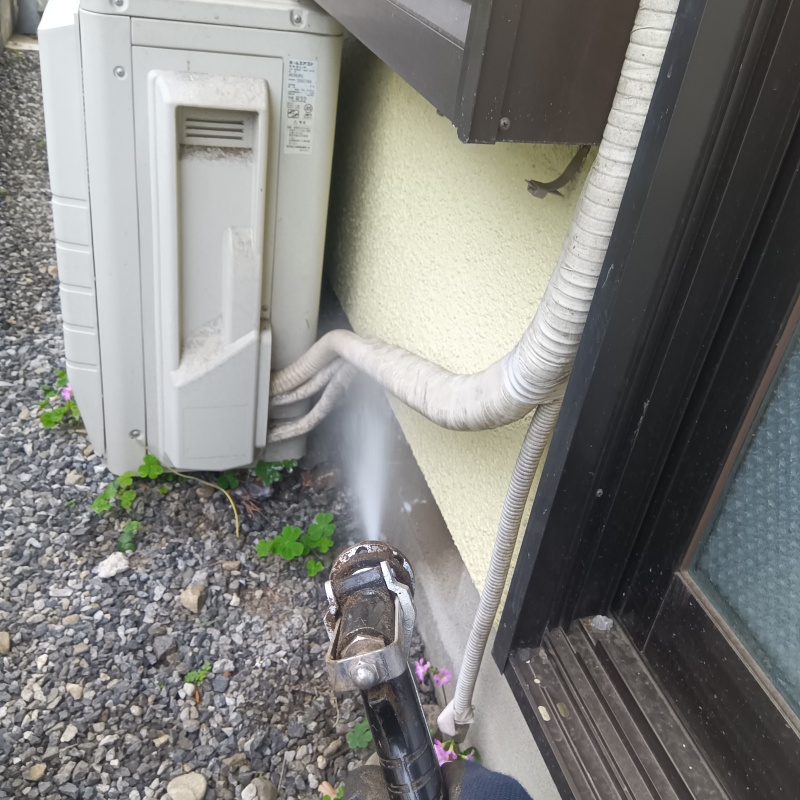 室外機周辺にシロアリ駆除剤を散布