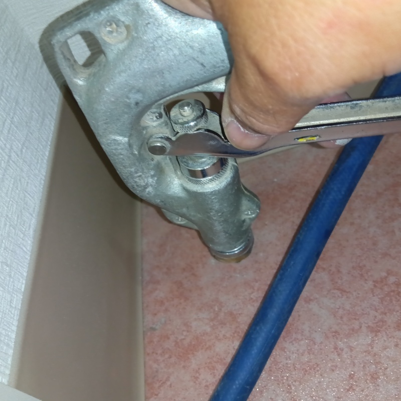 室内のフロアマットにシロアリ駆除剤を注入