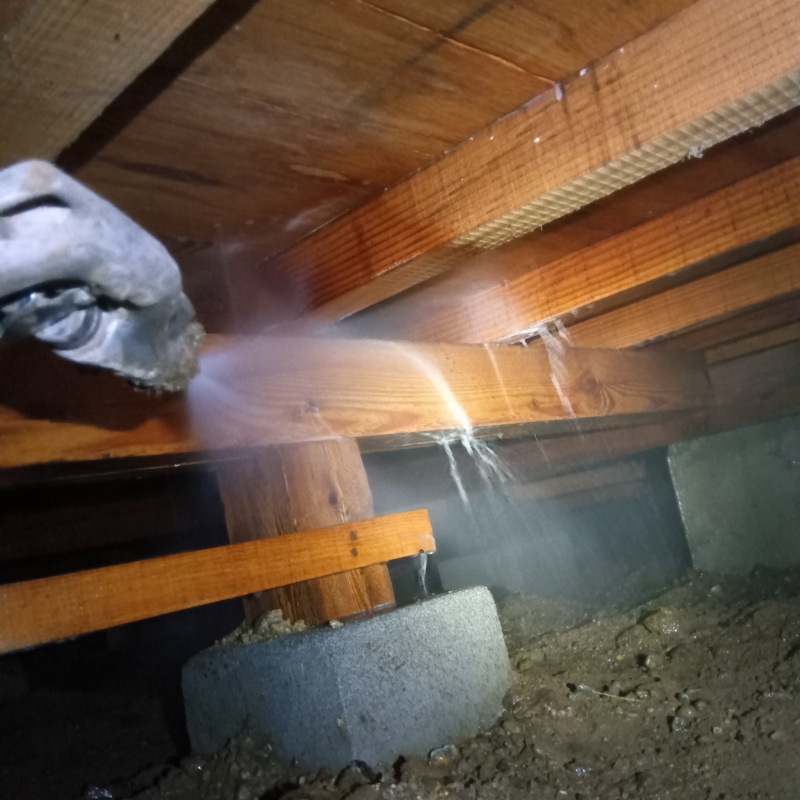 床下の木部にシロアリ駆除剤を散布