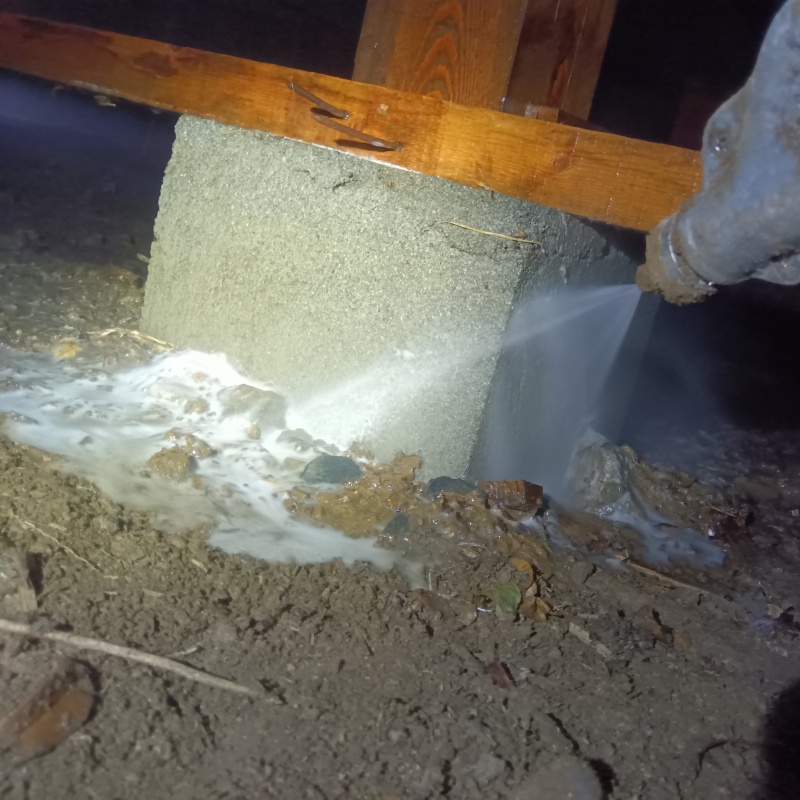 床下の土壌・束石にシロアリ駆除剤を散布