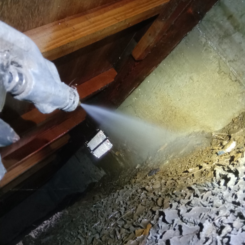 床下の土壌にシロアリ駆除剤を散布