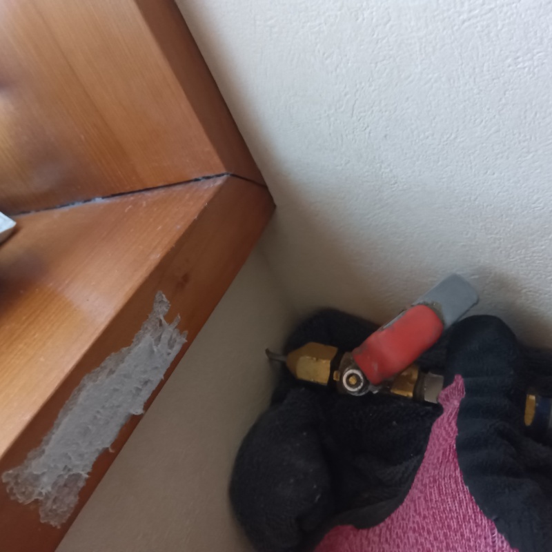 室内の壁にシロアリ駆除剤を注入