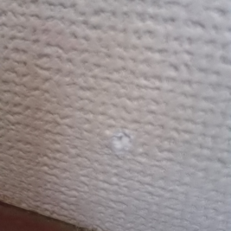 開けた穴をパテで補修