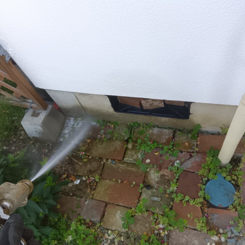 外壁と地面にシロアリ駆除剤を注散布