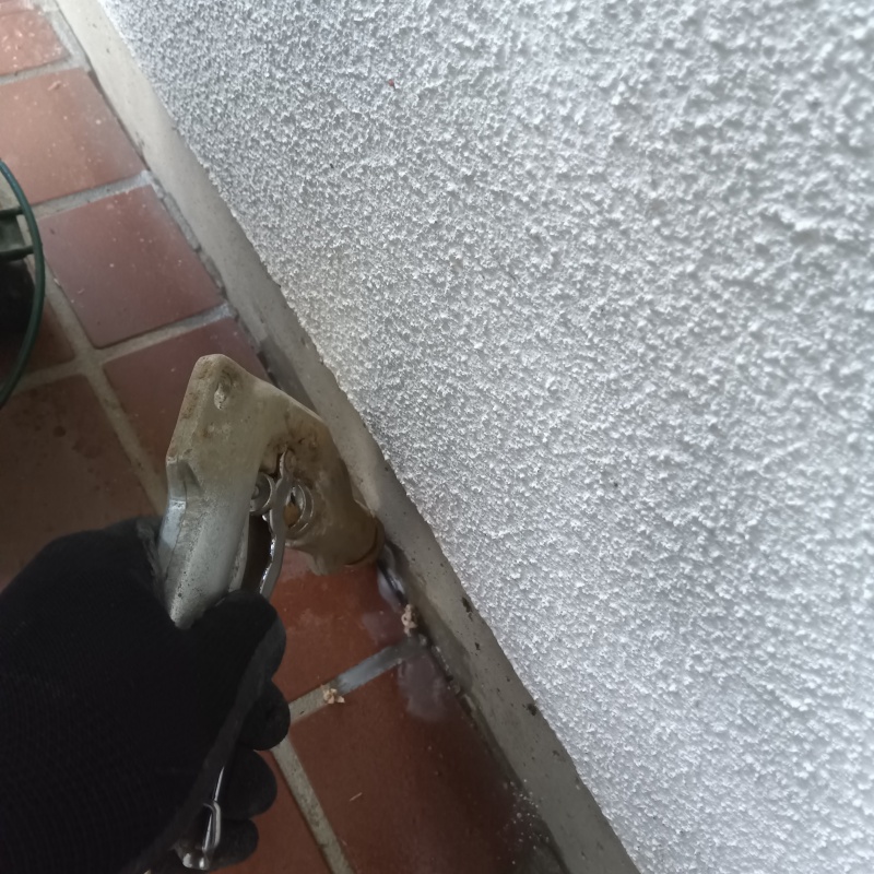 外壁と地面にシロアリ駆除剤を散布