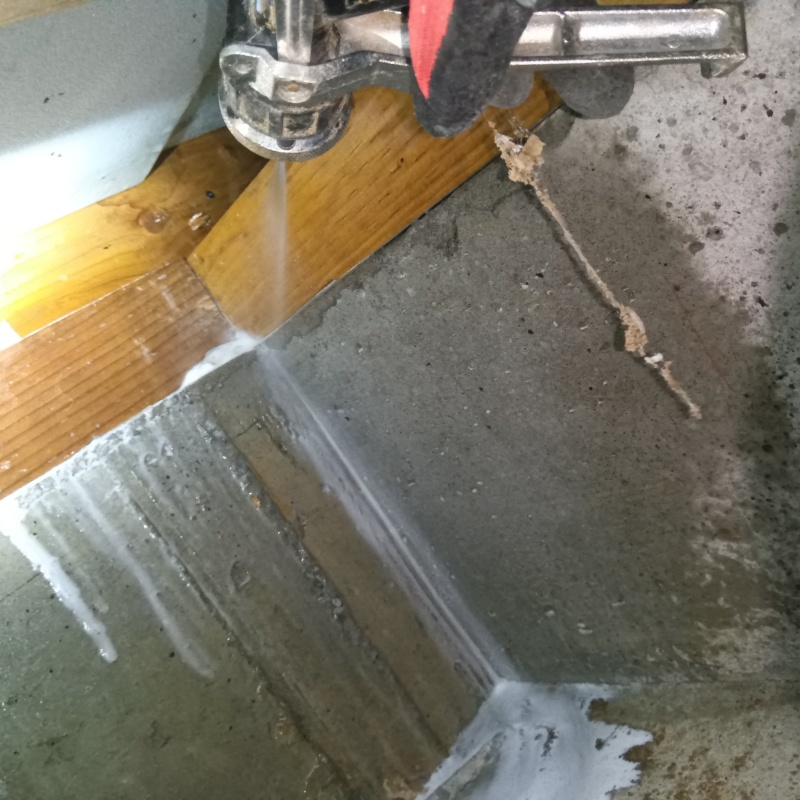 床下の基礎に作られた蟻道にシロアリ駆除剤を散布