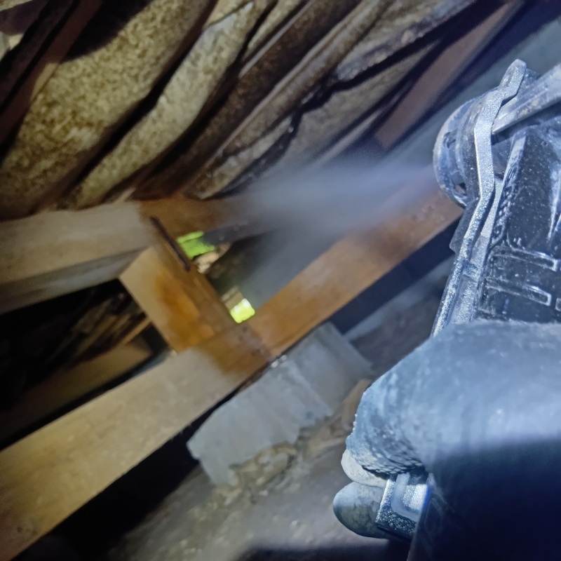 床下の木部にシロアリ駆除剤を散布