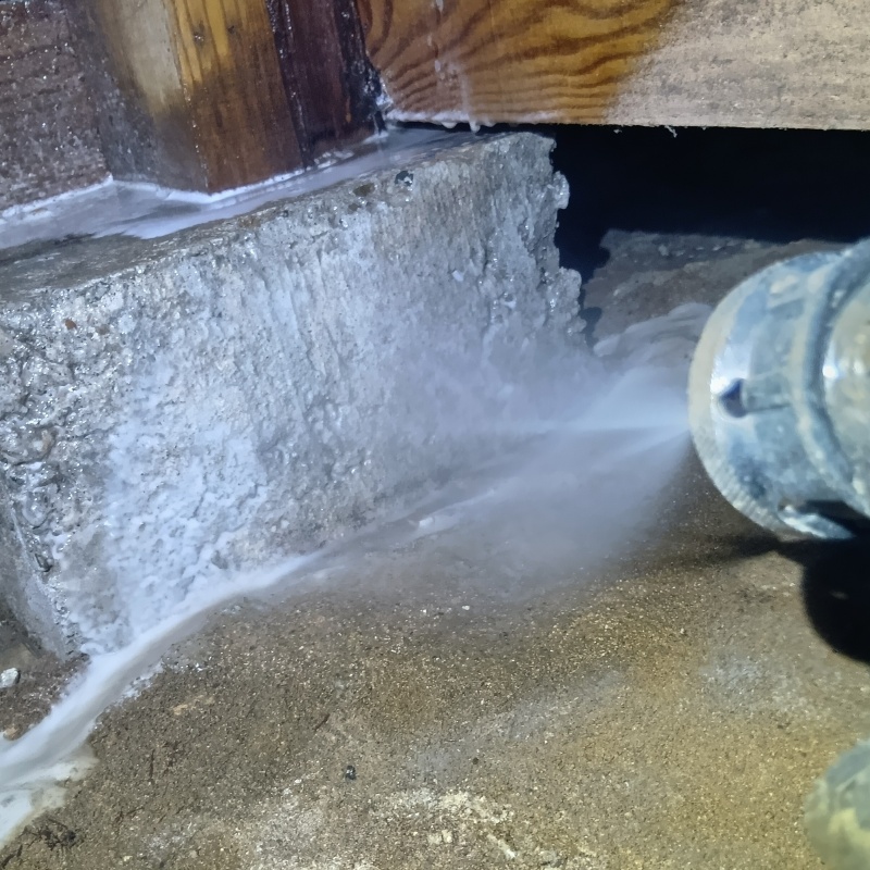 床下の基礎にシロアリ駆除剤を散布