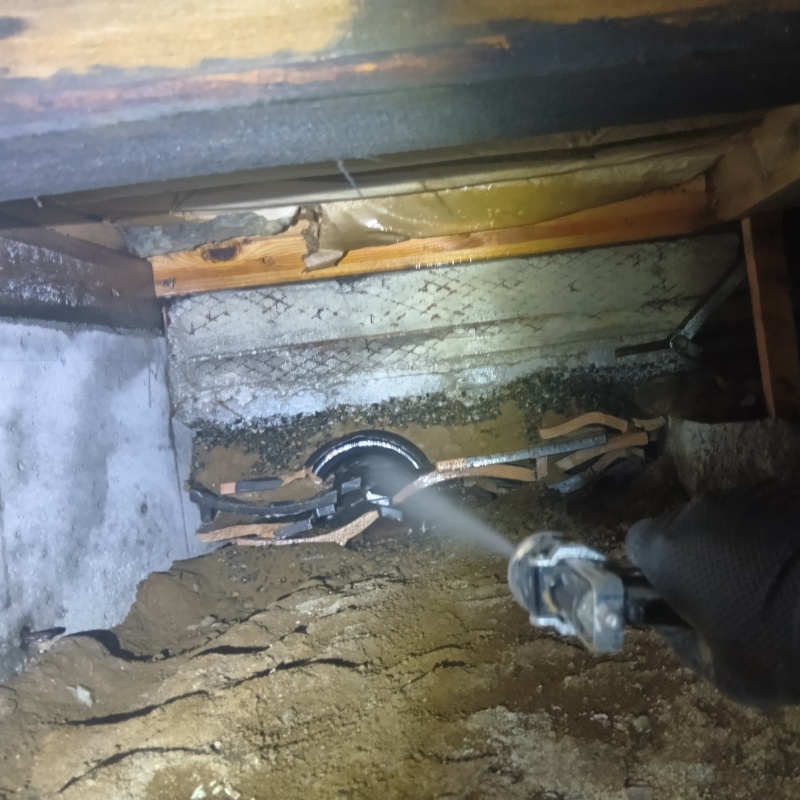 床下の土壌・基礎にシロアリ駆除剤を散布