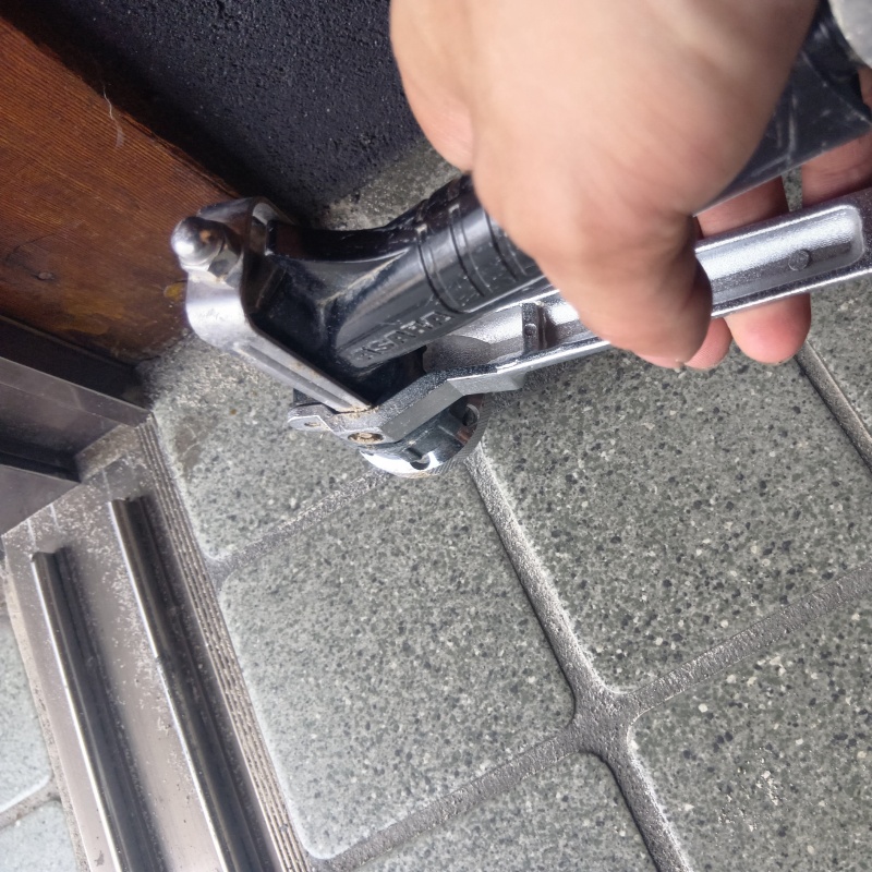 玄関の床タイルにシロアリ駆除剤を注入