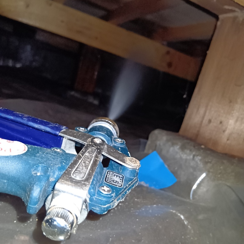 床下の木部にシロアリ駆除剤を散布